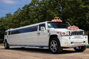 Лимузин на свадьбу: роскошь или необходимость?